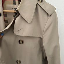 Load image into Gallery viewer, Burberry trench coat
