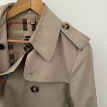 Load image into Gallery viewer, Burberry trench coat
