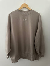 Load image into Gallery viewer, Y2K center swoosh nike

