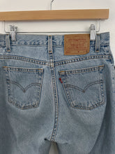 Load image into Gallery viewer, 2001 550 Levi Jeans
